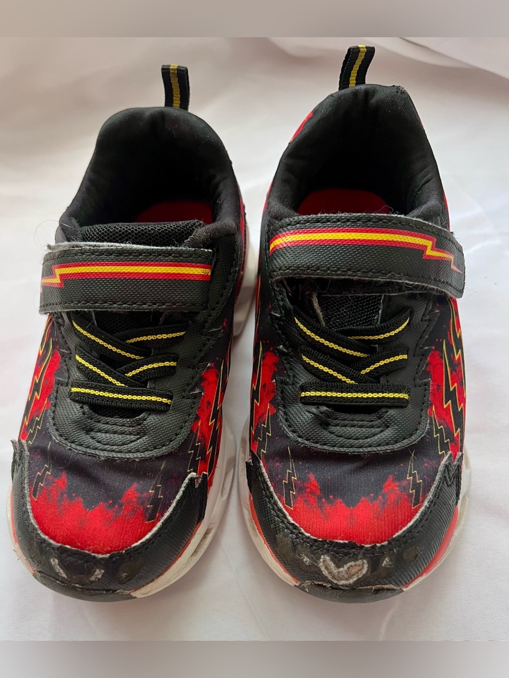 Kids’ light-up sneakers. Velcro closure and fun LED light